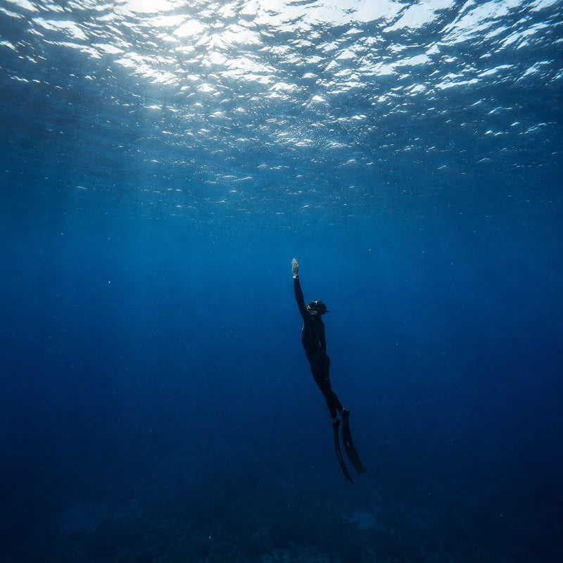 Diver underwater wearing the Vanefield Quartzo 300