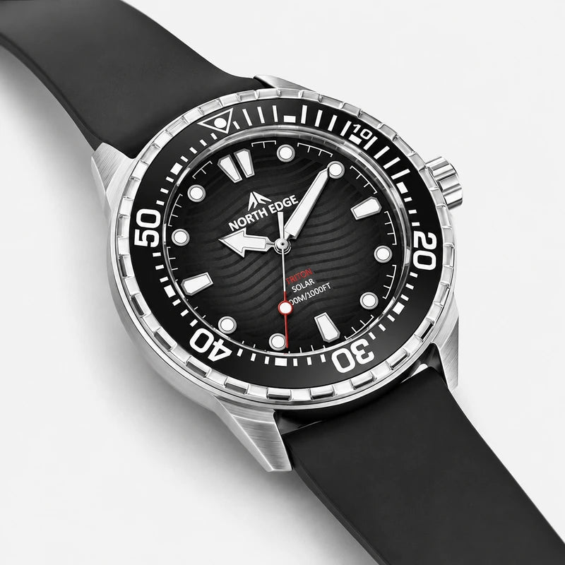 Vanefield Quartzo 300 in black, three-quarter view