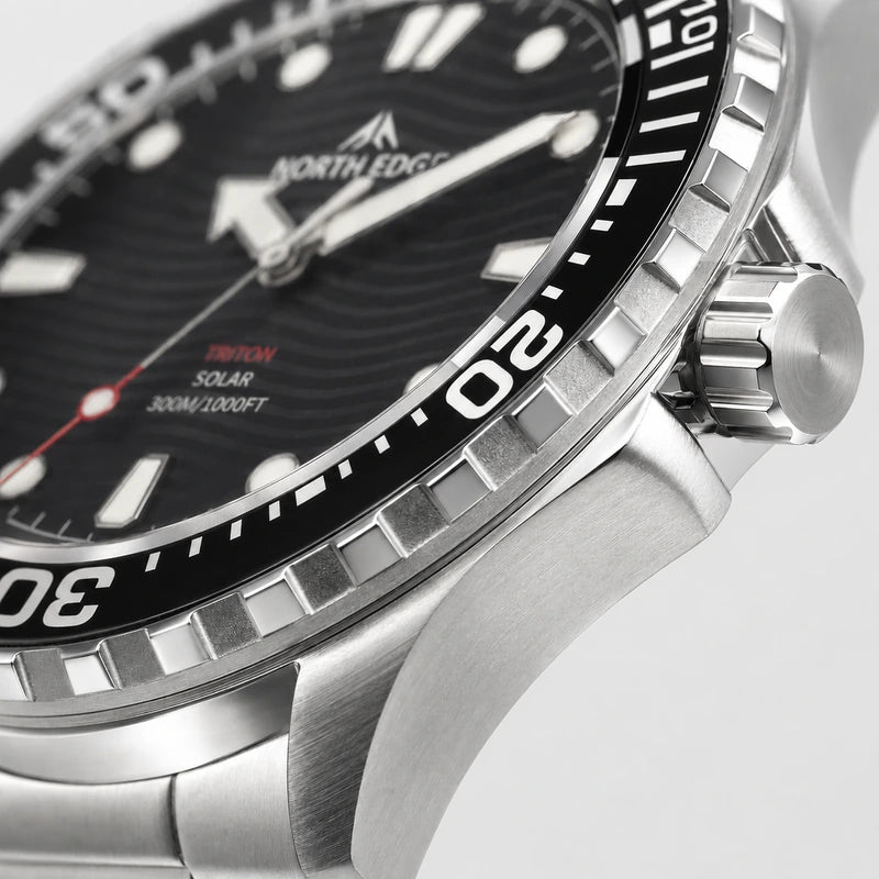 Macro detail of the crown and bezel of the Vanefield Quartzo 300